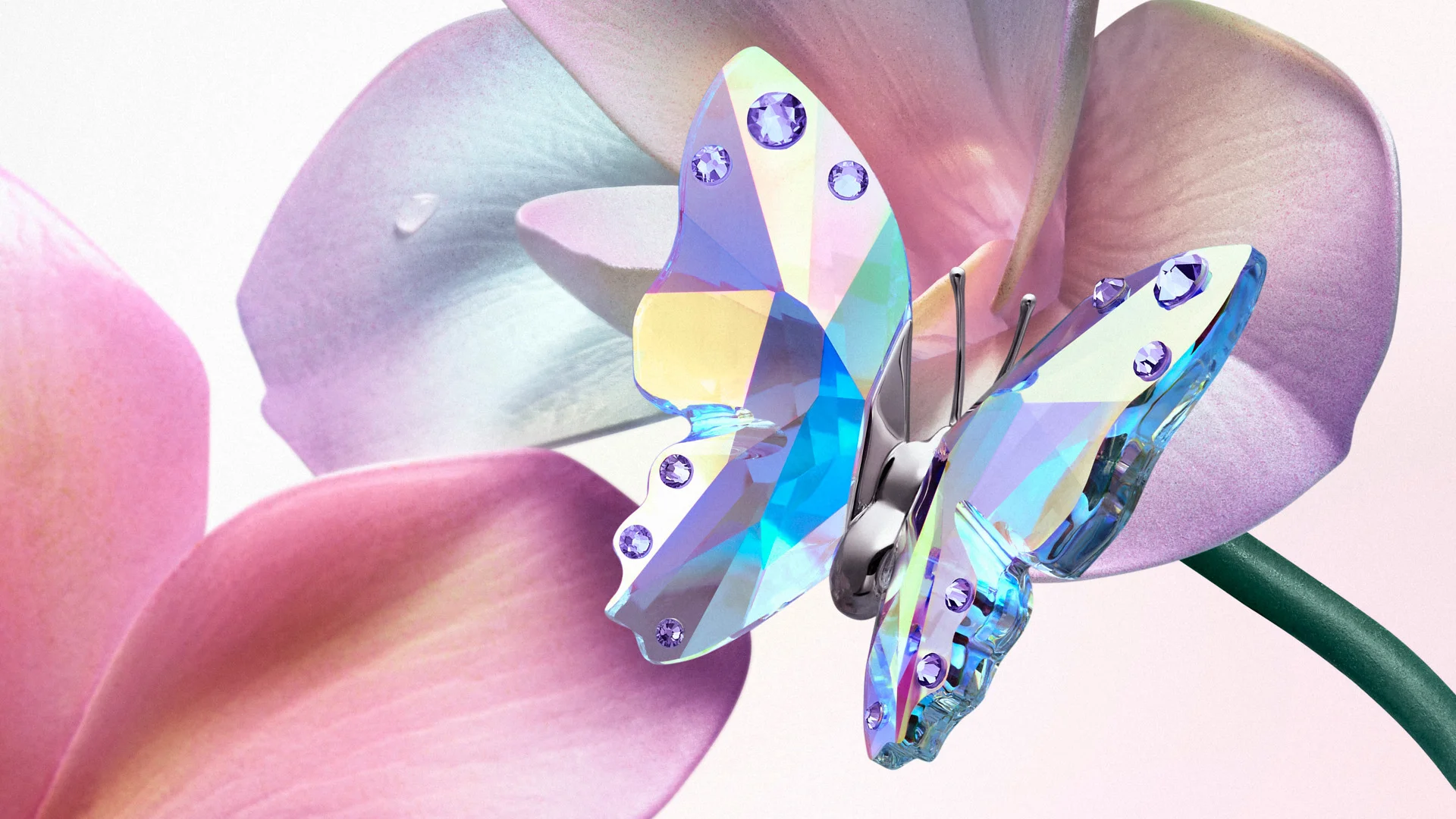 Ariana Grande und Swarovski: Schmuck aus der zweiten Capsule Collection mit farbigen Kristallen, Perlen und von Naturmotiven inspirierten Designs wie Schmetterlingen und Blumen.